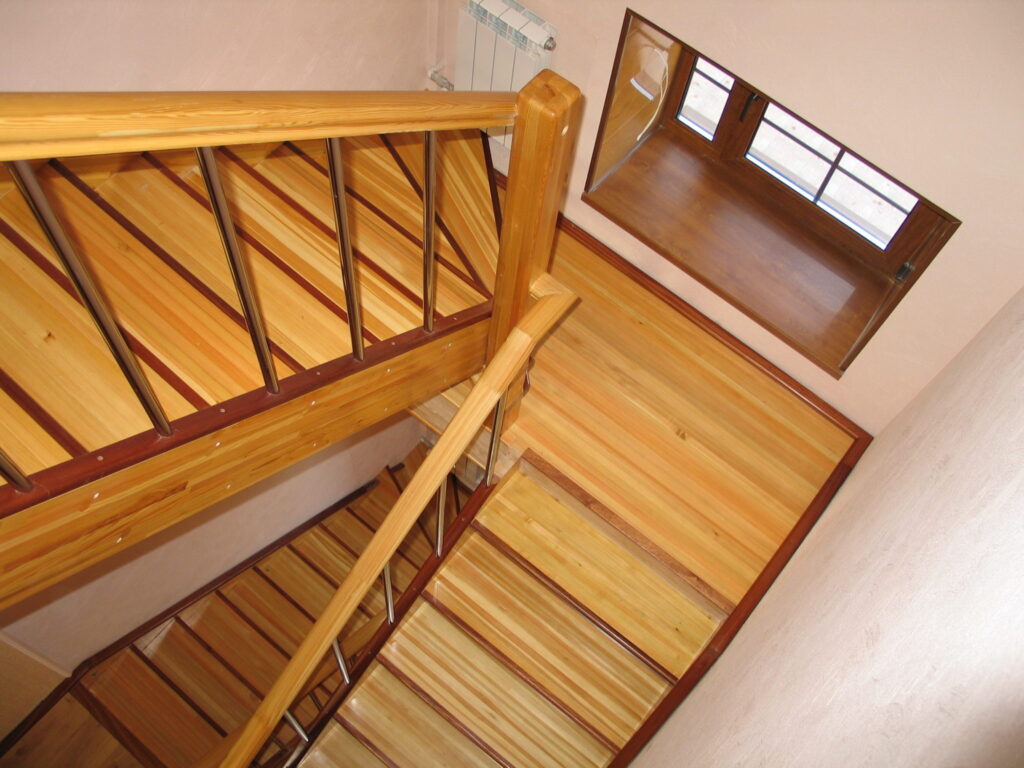 Какие достоинства имеют деревянные лестницы?